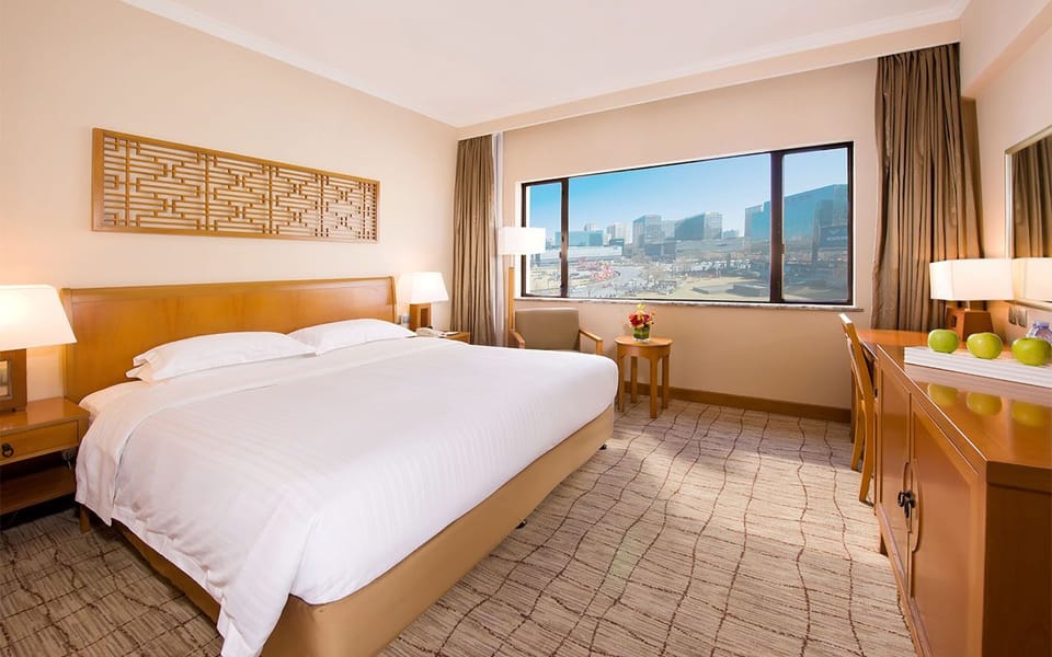 Deluxe City Wall View Room | Premium bedding, minibar, in-room safe, desk