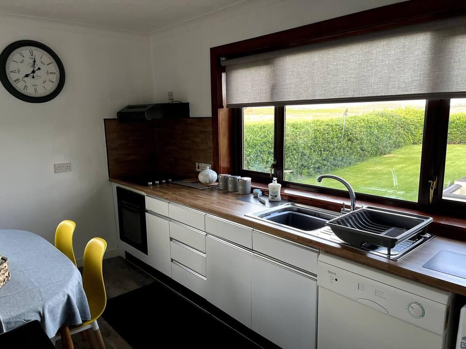 House | Private kitchen | Fridge, microwave, oven, stovetop