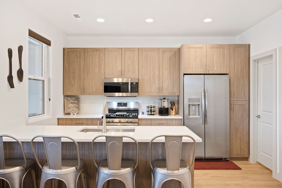 Townhome, 3 Bedrooms | Private kitchen | Fridge, oven, coffee/tea maker, toaster