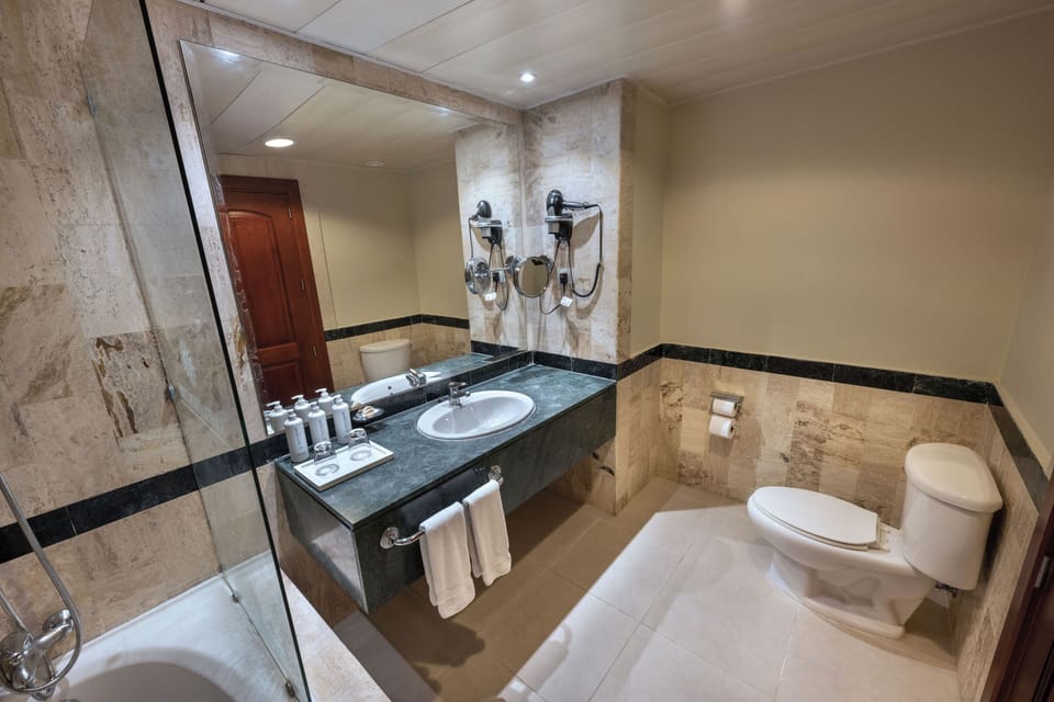 Combined shower/tub, jetted tub, rainfall showerhead, free toiletries