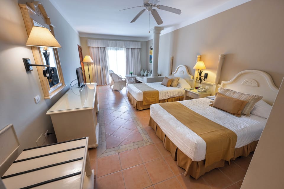 Premium bedding, free minibar, in-room safe, desk