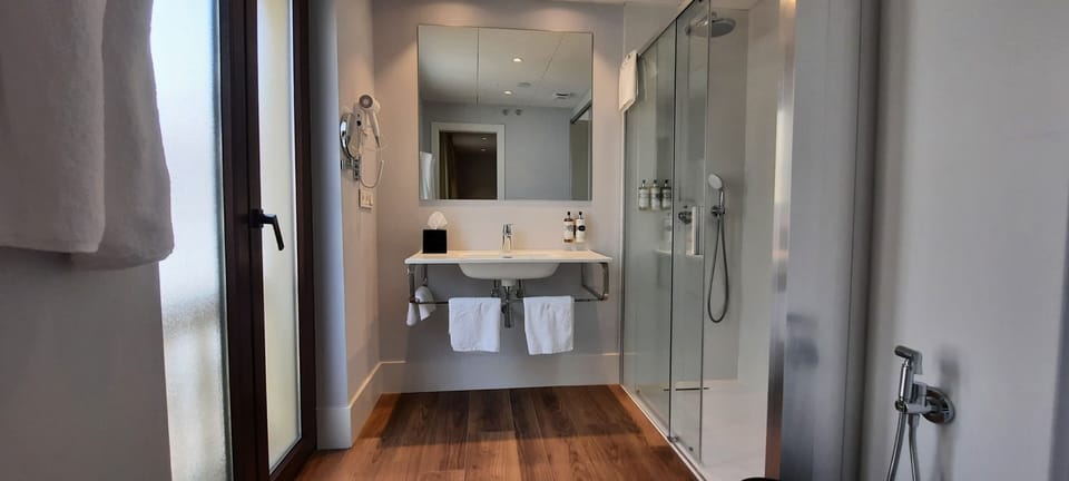 Superior Double Room | Bathroom | Free toiletries, hair dryer, towels, soap