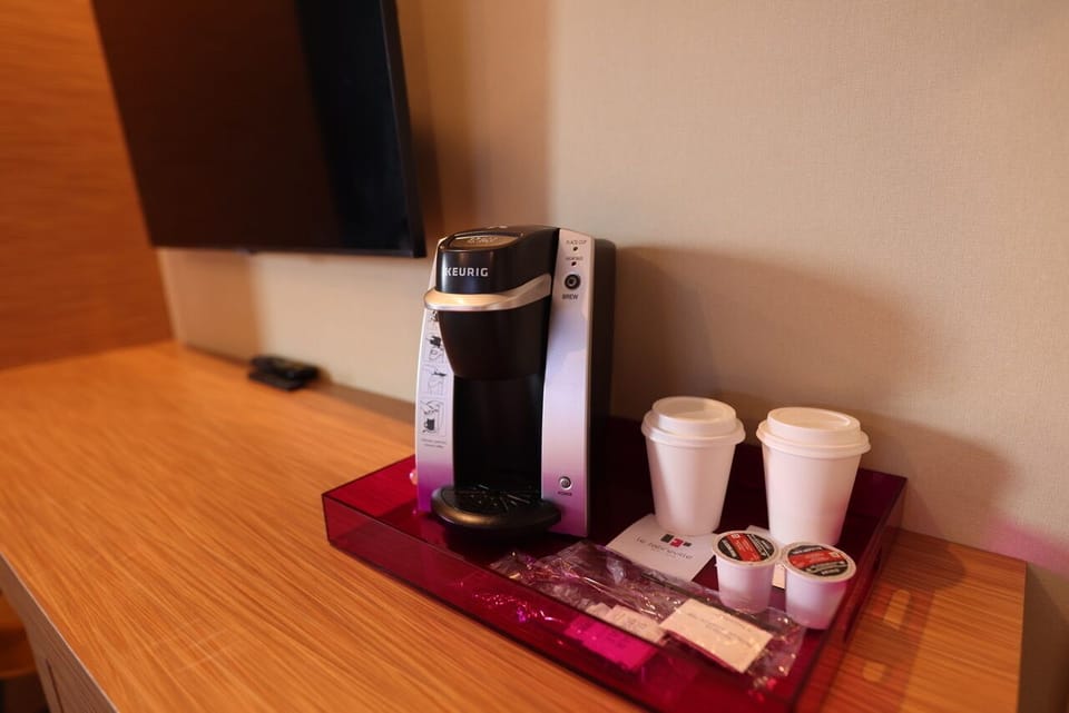 Comfort Room, 1 Queen Bed, Non Smoking | Blackout drapes, soundproofing, iron/ironing board, free WiFi