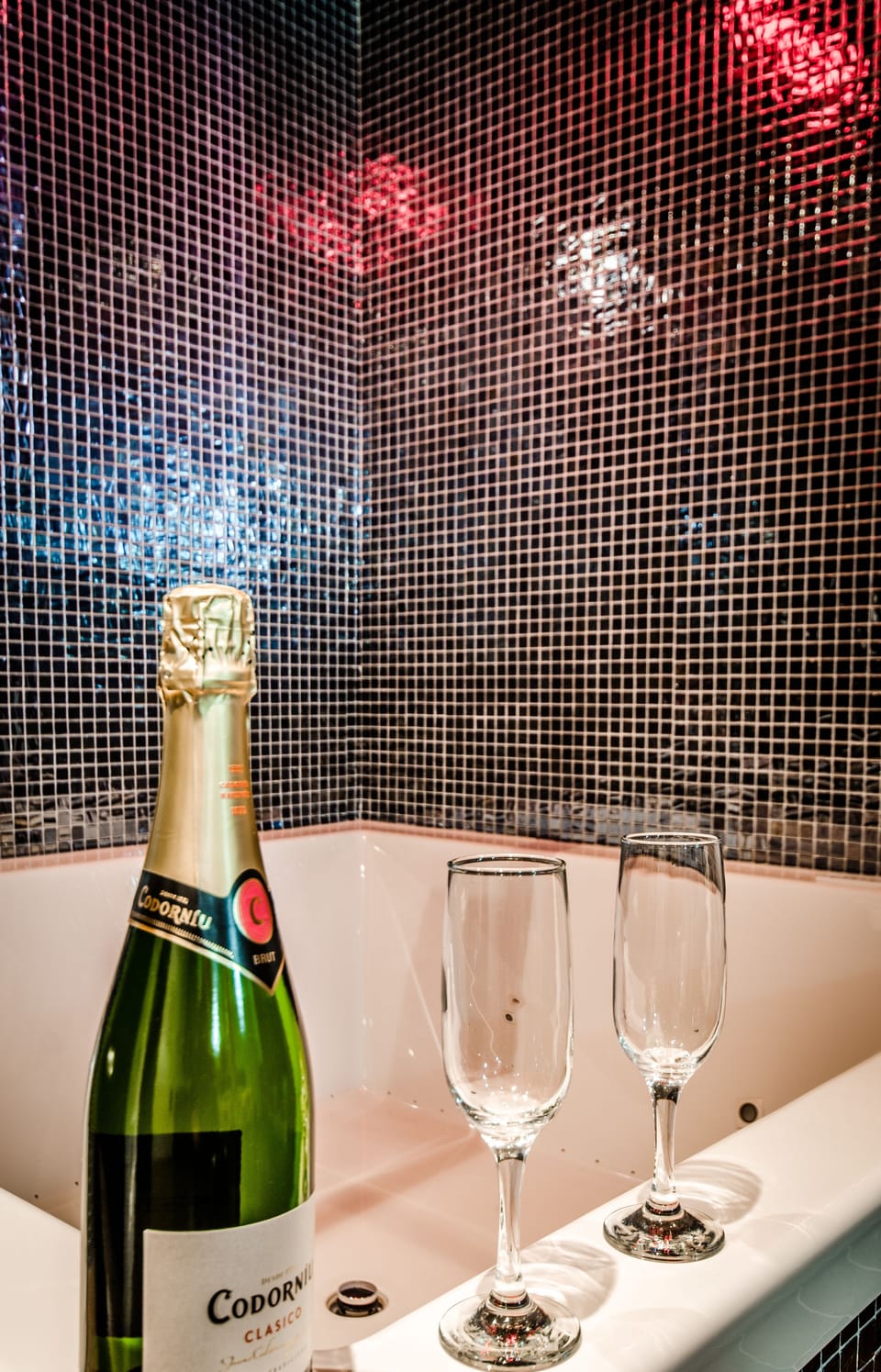 Deluxe Room, 1 Queen Bed, Smoking, Hot Tub | Bathroom amenities | Free toiletries, towels