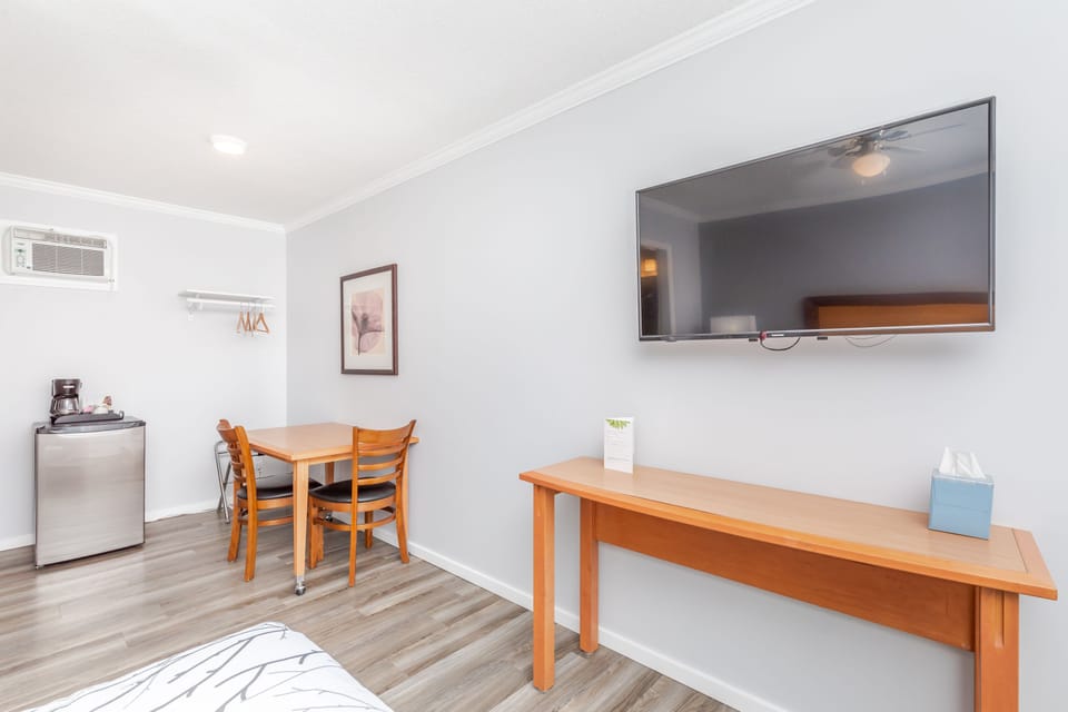 Comfort Single Room, 1 Queen Bed, Accessible, Courtyard View | Premium bedding, pillowtop beds, desk, blackout drapes