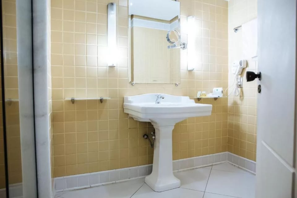 Shower, free toiletries, towels