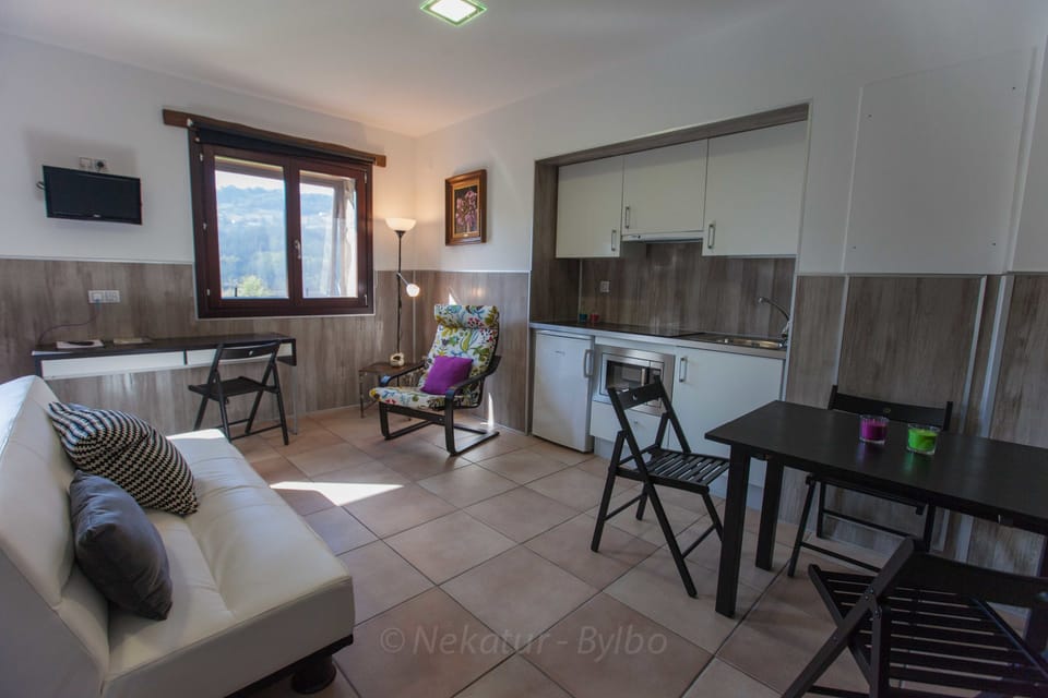 Studio | Premium bedding, desk, iron/ironing board, free WiFi