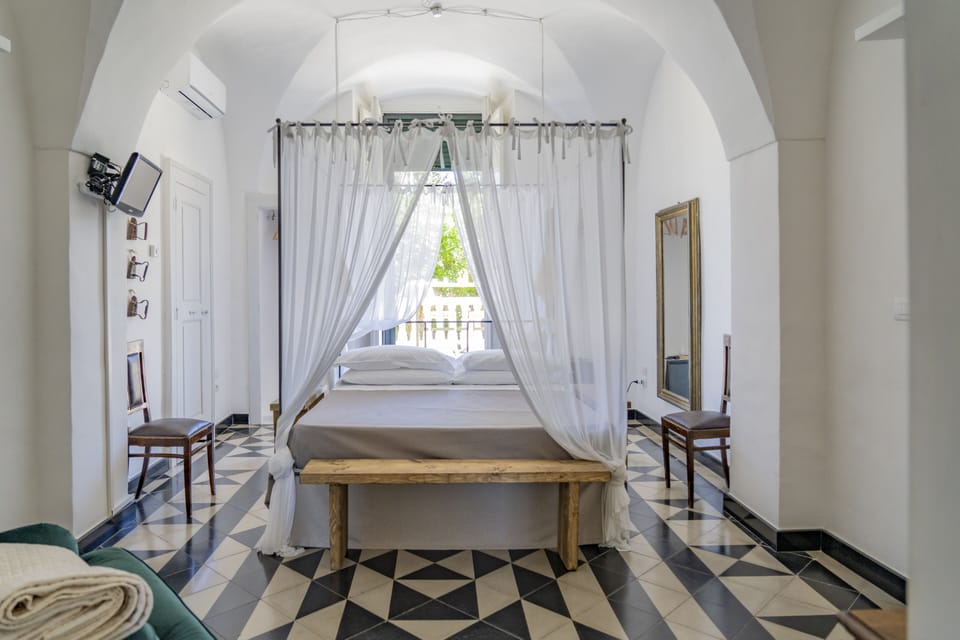 Minibar, travel crib, free WiFi, bed sheets