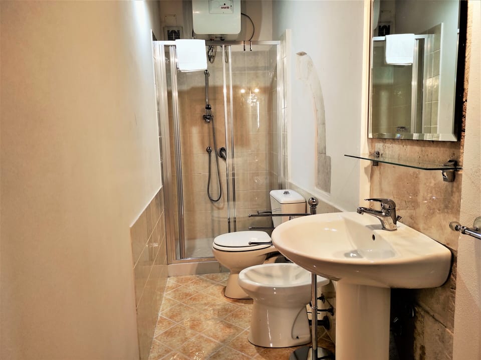 Bathtub, towels