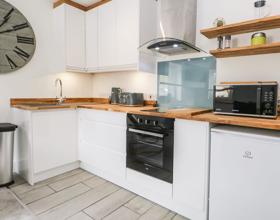 Cottage | Private kitchen | Fridge, electric kettle, toaster, cookware/dishes/utensils