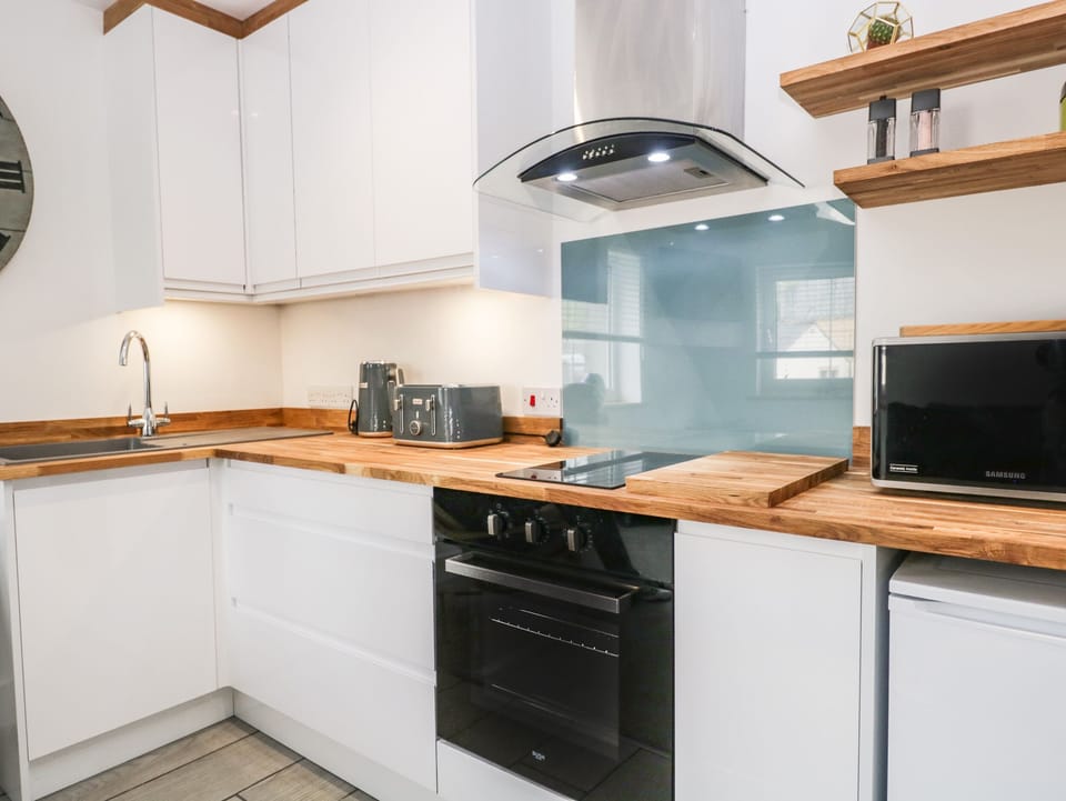 Cottage | Private kitchen | Fridge, electric kettle, toaster, cookware/dishes/utensils