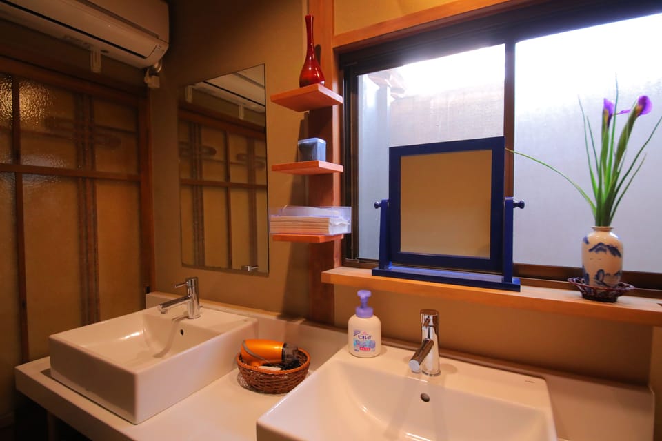 Bathroom sink