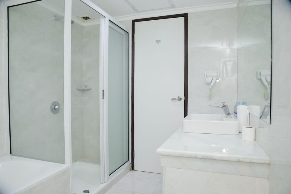 Grand Suite | Bathroom | Shower, free toiletries, hair dryer (on request), slippers