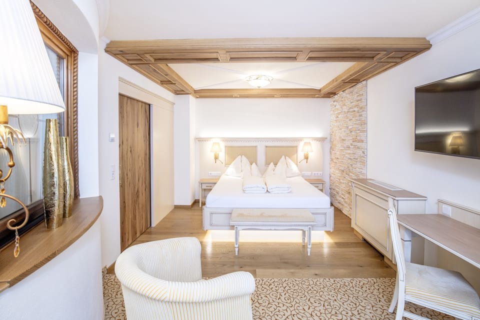 Junior Studio Suite | Hypo-allergenic bedding available, minibar, in-room safe, desk