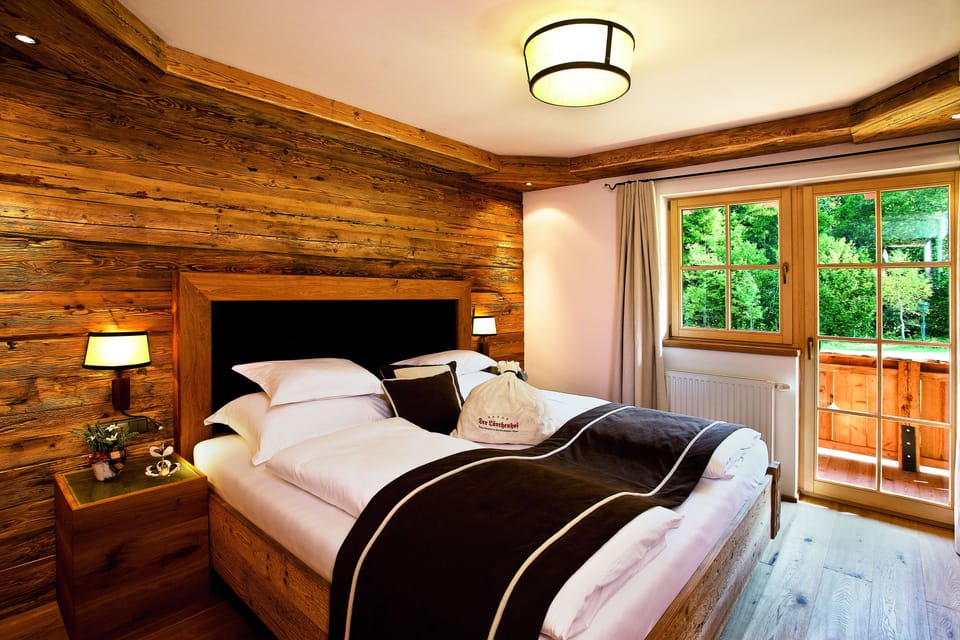 Chalet, 2 Bedrooms, Kitchen, Annex Building | Hypo-allergenic bedding available, minibar, in-room safe, desk