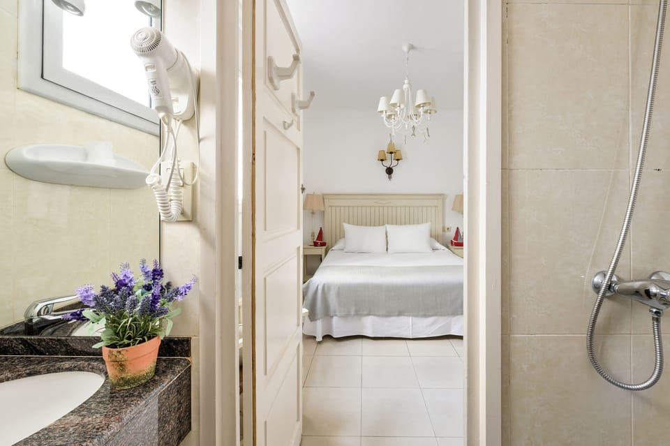 Economy Double or Twin Room | Desk, iron/ironing board, free cribs/infant beds, free WiFi