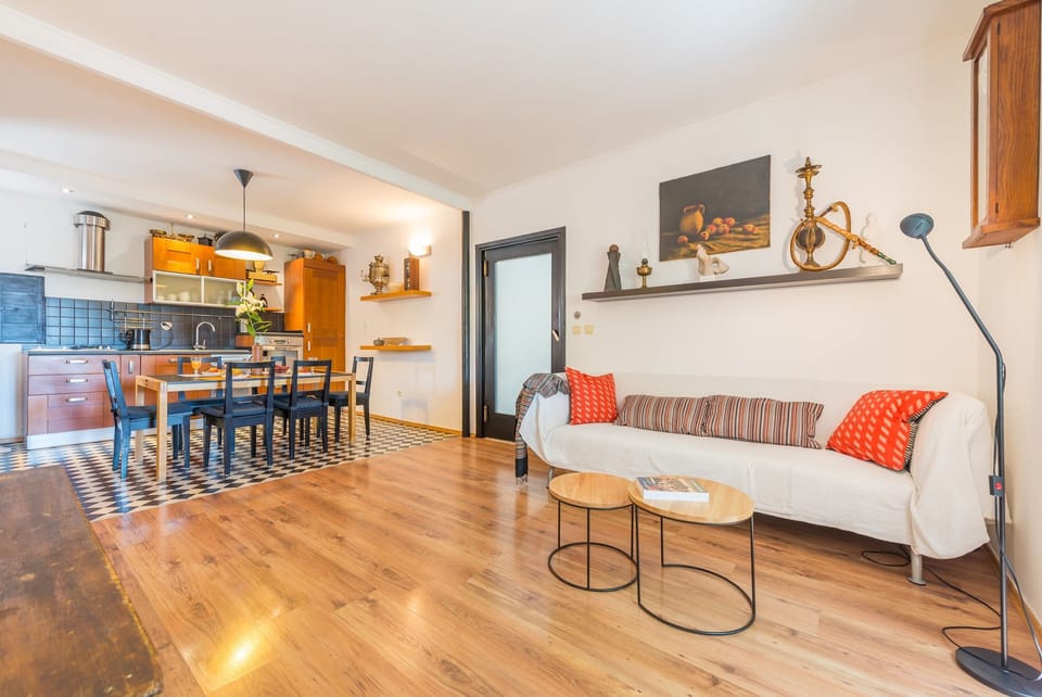 Apartment (2 Bedrooms) | Living room | 102-cm flat-screen TV with cable channels, TV