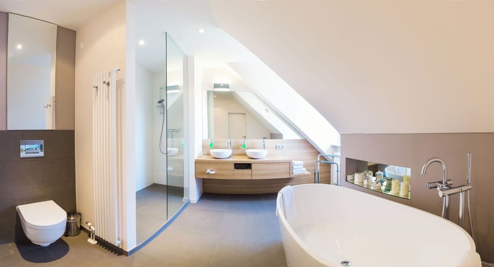 Deluxe double room, Non Smoking | Bathroom | Shower, free toiletries, hair dryer, towels