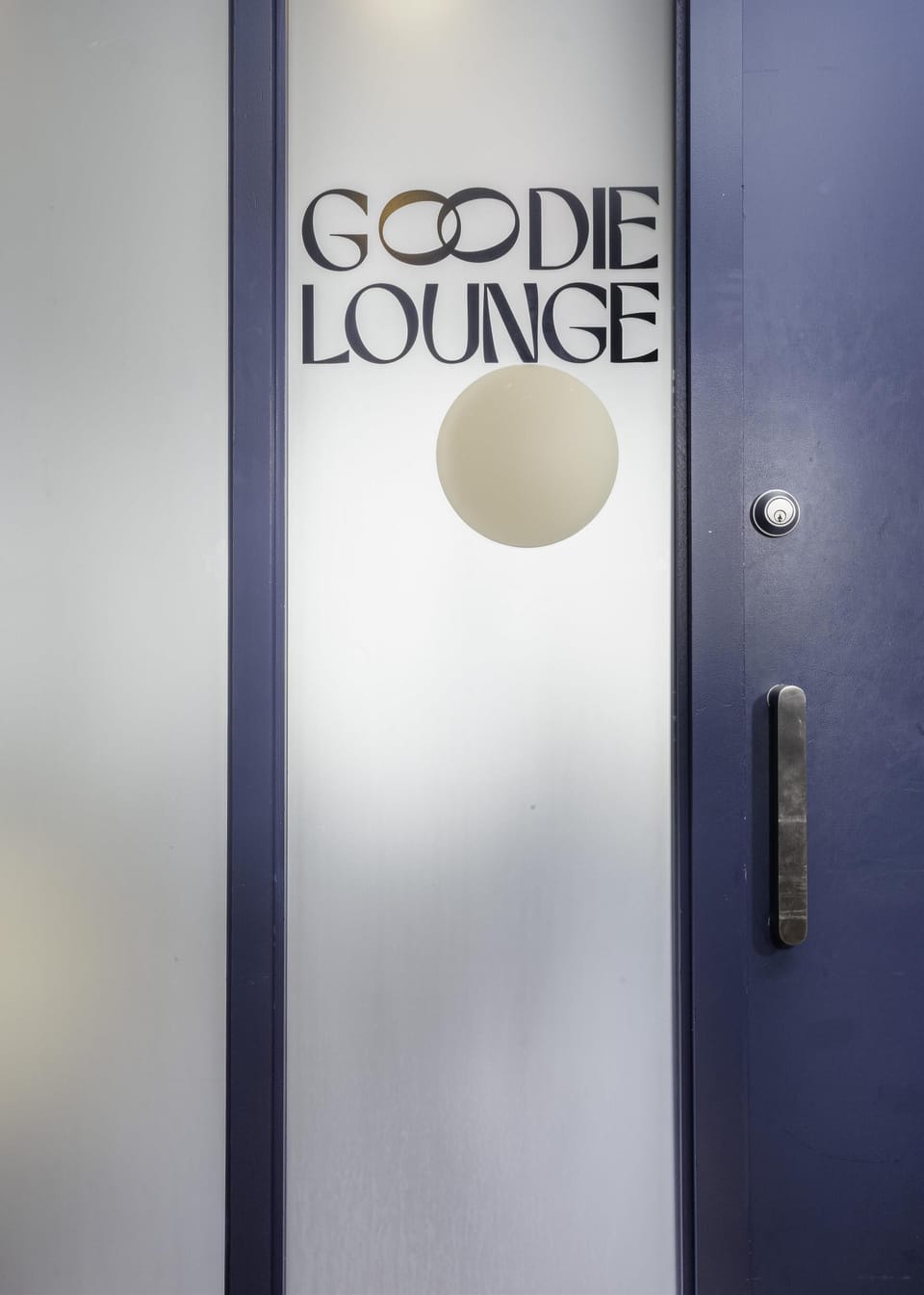 2 bars/lounges