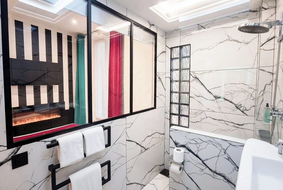 Classic Room | Bathroom | Free toiletries, hair dryer, towels