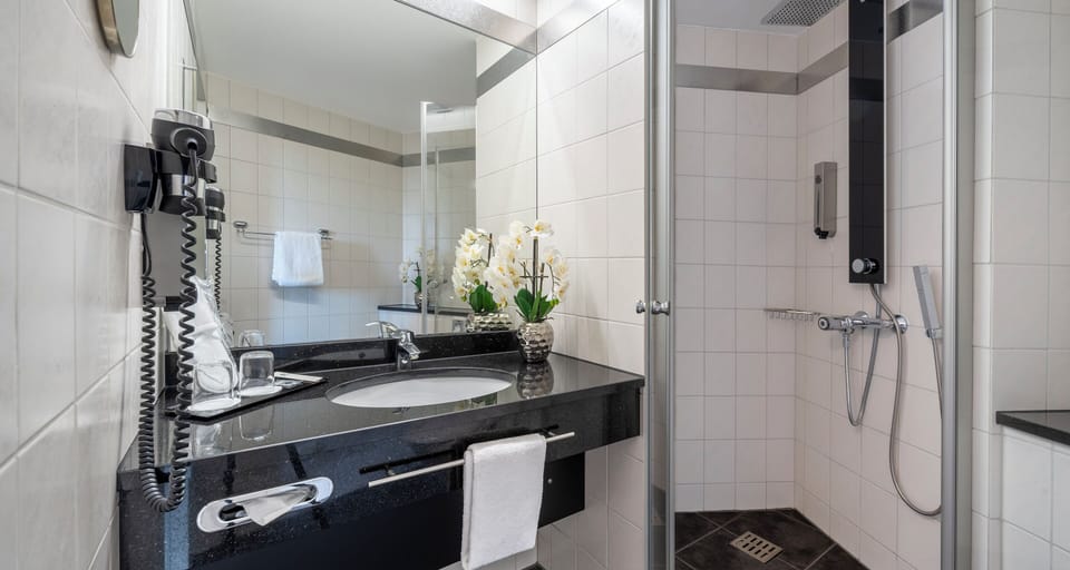 Standard Single Room | Bathroom amenities | Shower, rainfall showerhead, towels