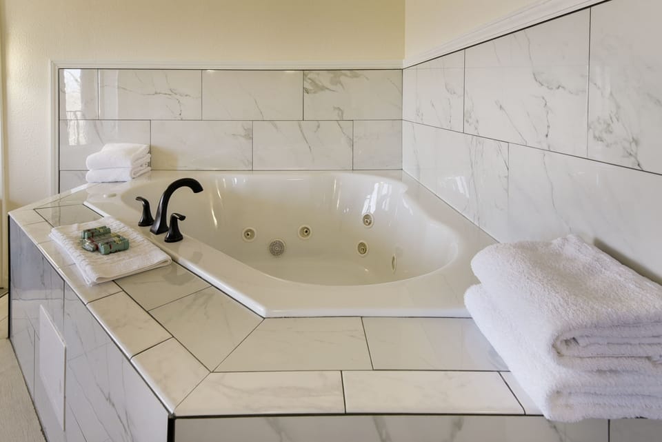Honeymoon Suite, 1 King Bed, Non Smoking, Jetted Tub | Bathroom | Combined shower/tub, free toiletries, hair dryer, towels