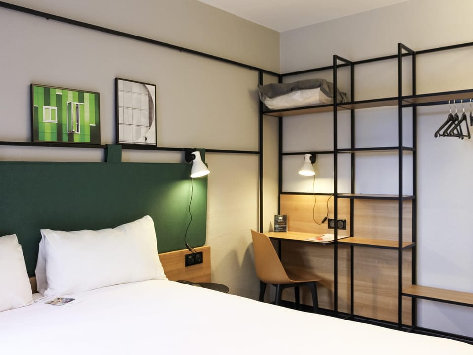 Standard Room, 1 Double Bed | In-room safe, desk, soundproofing, iron/ironing board