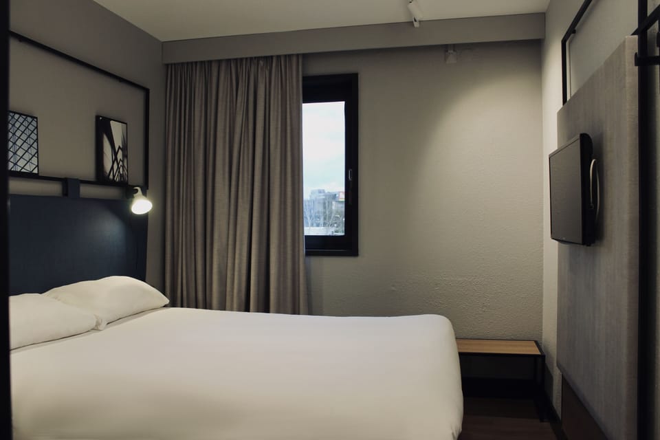 Standard Room, 1 Double Bed | In-room safe, desk, soundproofing, iron/ironing board