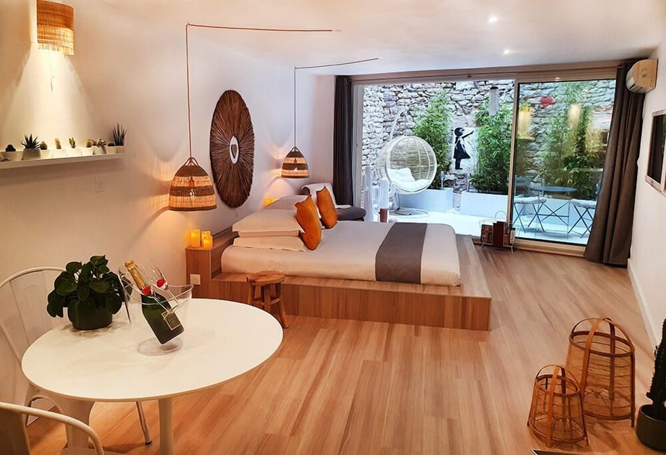 Romantic Suite, 1 King Bed, Hot Tub | Premium bedding, free minibar items, individually decorated