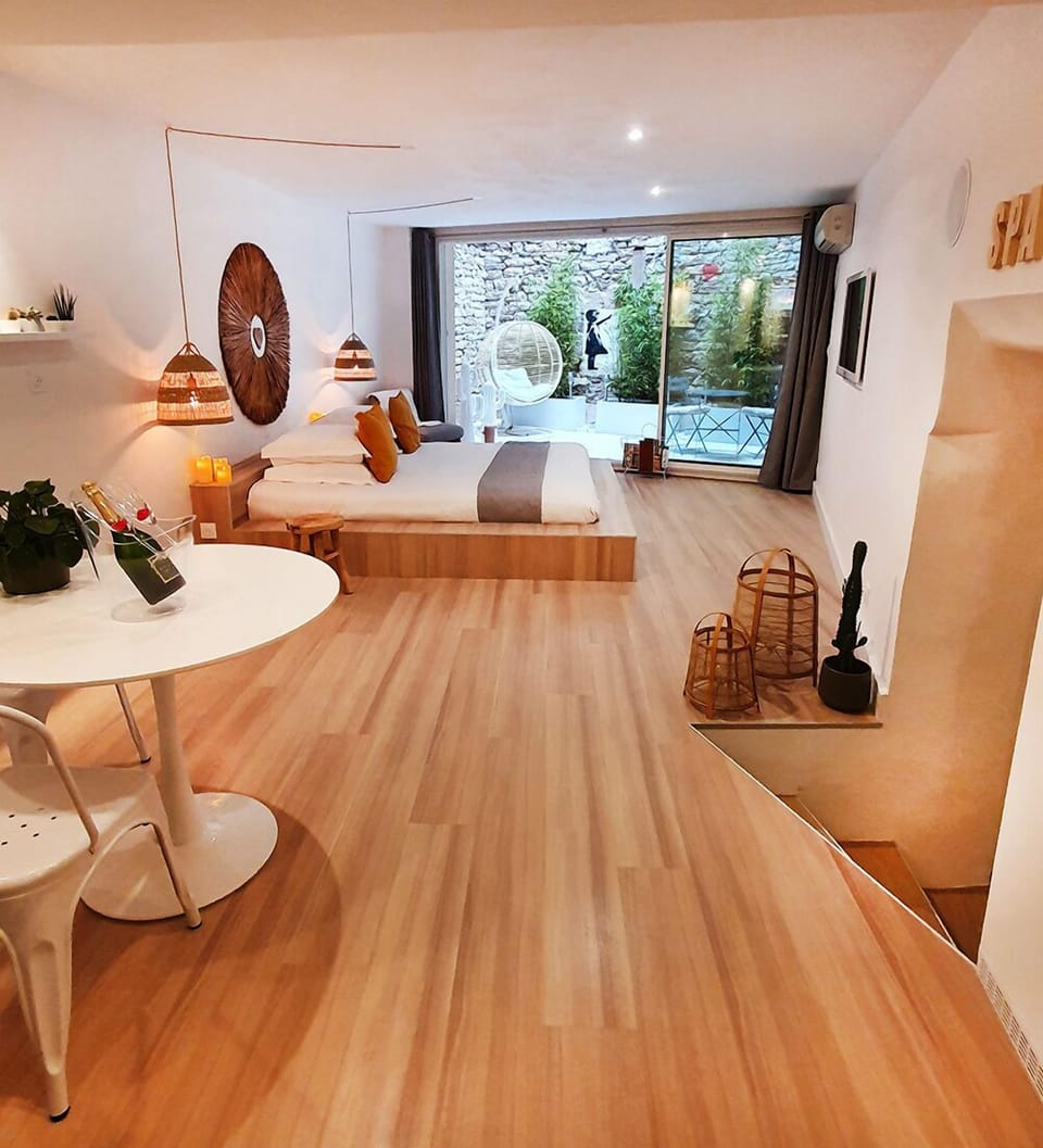 Romantic Suite, 1 King Bed, Hot Tub | Premium bedding, free minibar items, individually decorated