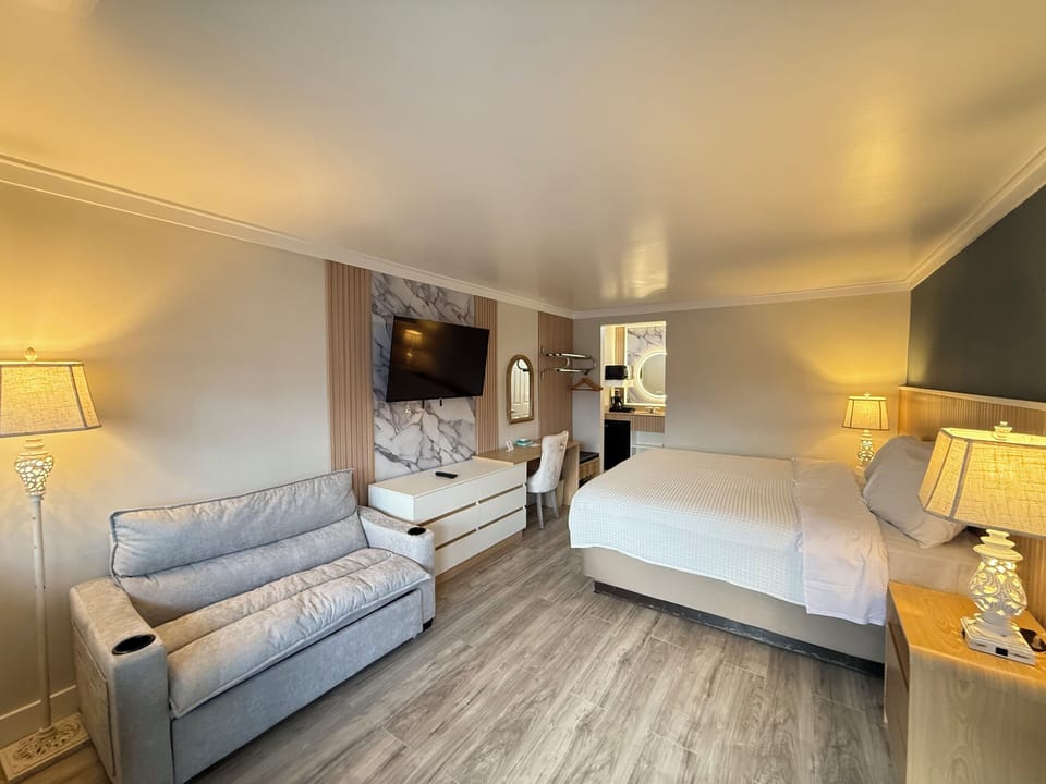 Superior Room | Desk, iron/ironing board, free WiFi, bed sheets