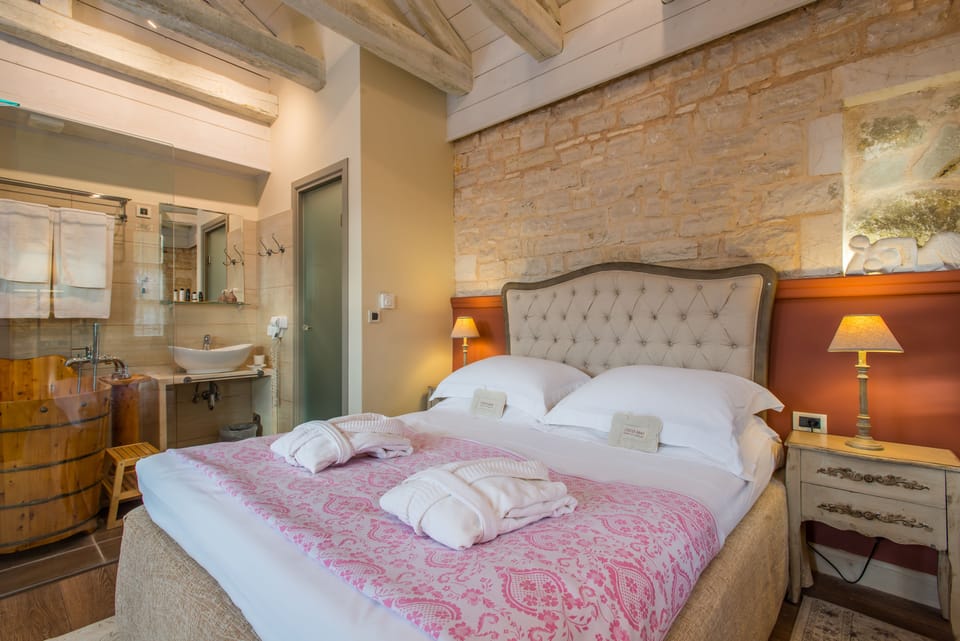 Premier Suite, Fireplace, Mountain View (Love) | Premium bedding, down comforters, pillowtop beds, minibar