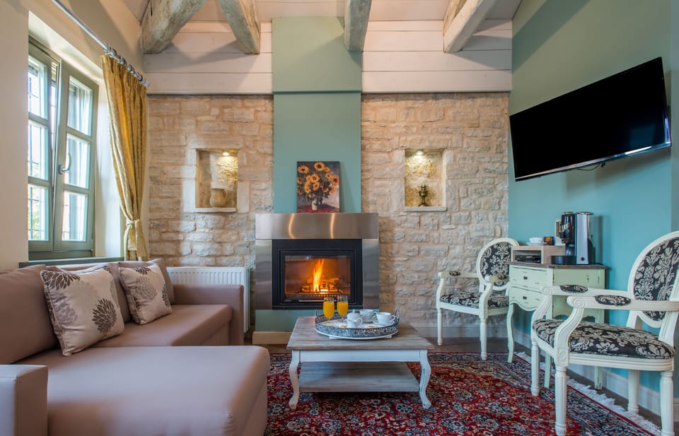 Bridal Suite with jacuzzi and fireplace | Living room | Smart TV, Netflix, streaming services