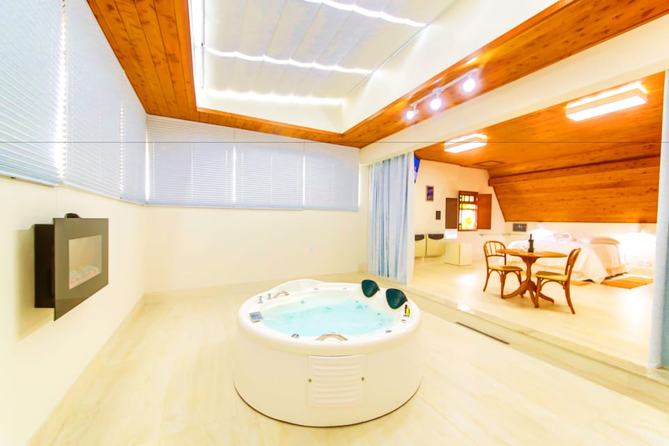 CHALÉ SUPERIOR PRIME COM HIDROMASSAGEM E TETO DE VIDRO | Bathroom | Shower, free toiletries, towels