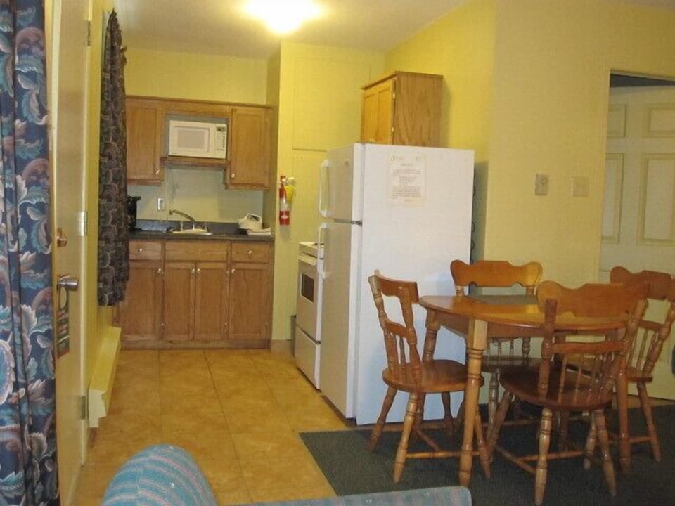 Cottage, 2 Double Beds | Private kitchen | Coffee/tea maker