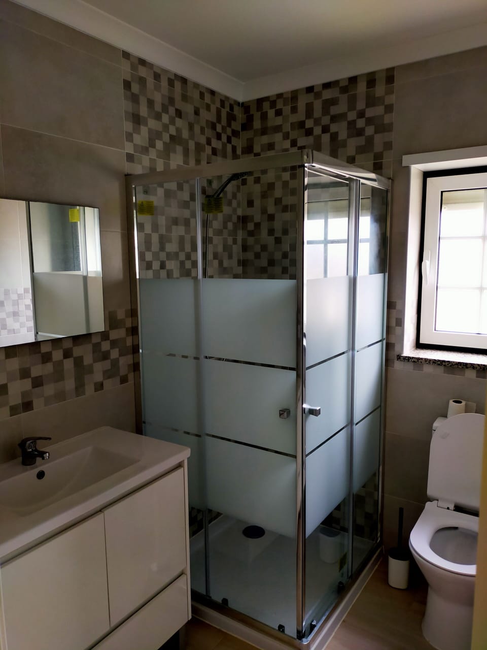 Superior Room | Bathroom | Shower, rainfall showerhead, free toiletries, hair dryer