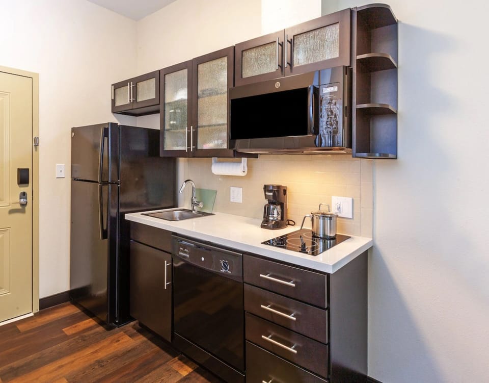 Desk, laptop workspace, iron/ironing board, free WiFi