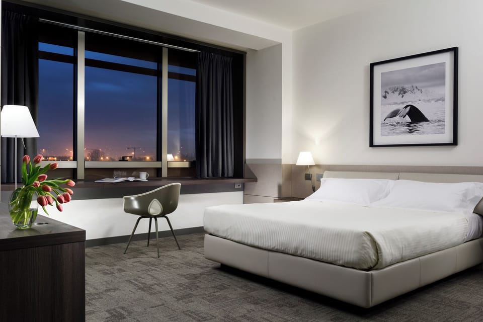 Junior Suite, 1 Double Bed | Minibar, in-room safe, individually furnished, desk