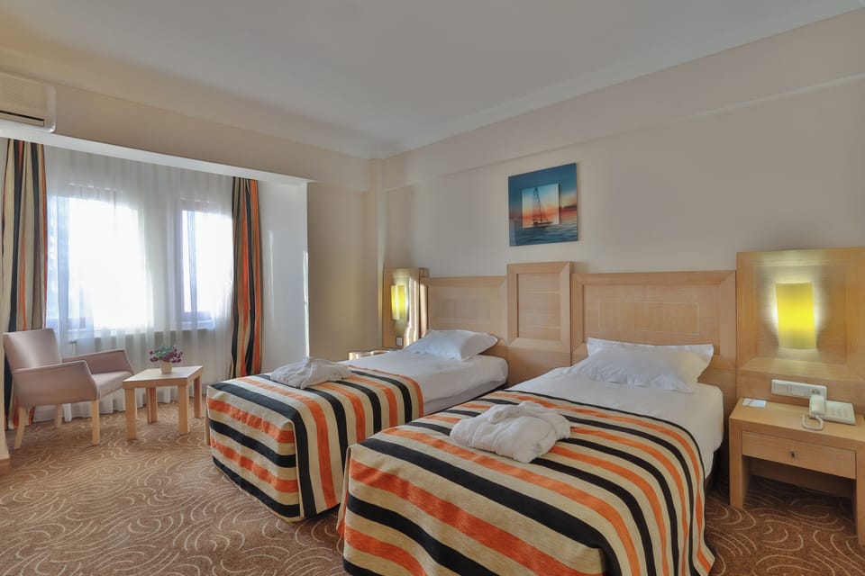 Standard Room | Minibar, in-room safe, desk, laptop workspace