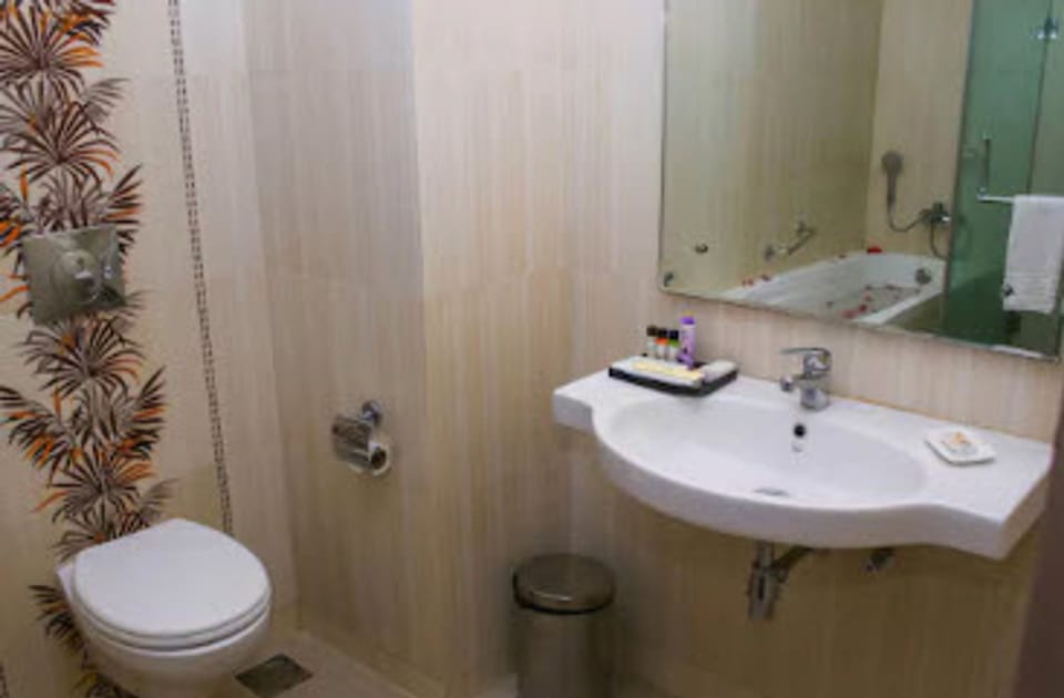 Standard Room (Queeny) | Bathroom | Shower, free toiletries, hair dryer, towels