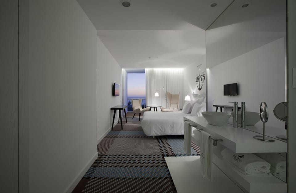 Superior Double Room, Sea View | Minibar, in-room safe, desk, soundproofing