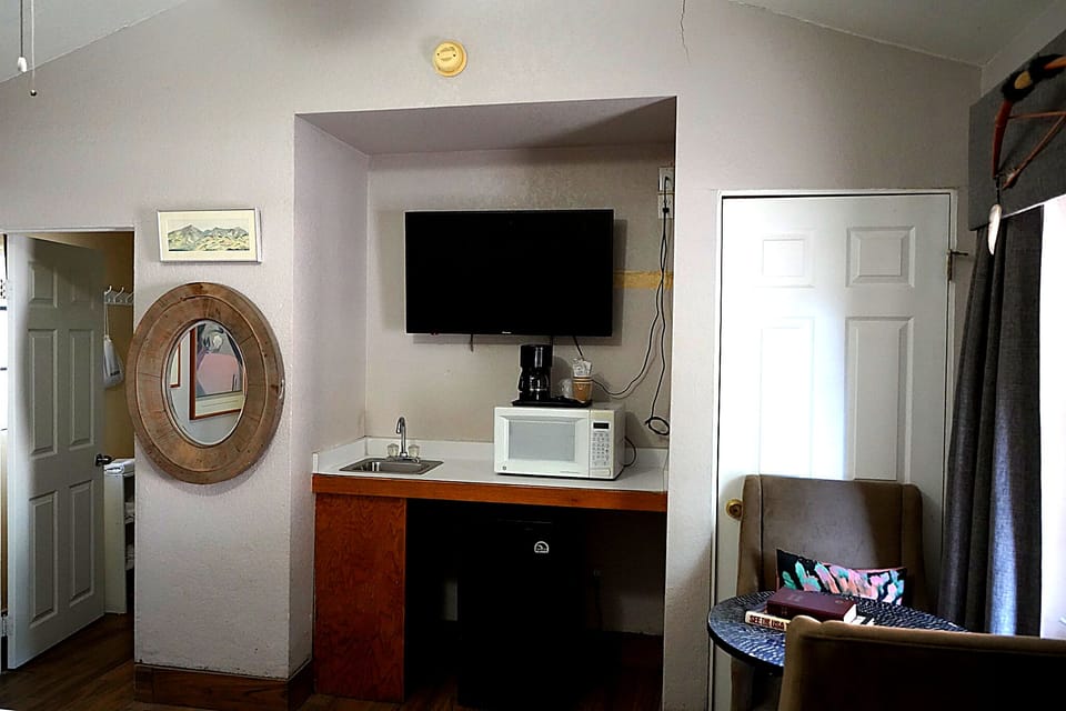 King Room, Non-Smoking | Premium bedding, memory foam beds, iron/ironing board (on request)
