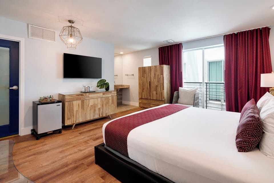 Junior Suite King | Egyptian cotton sheets, premium bedding, memory foam beds, minibar