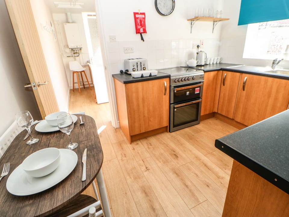 Cottage | Private kitchen | Fridge, electric kettle, toaster, cookware/dishes/utensils