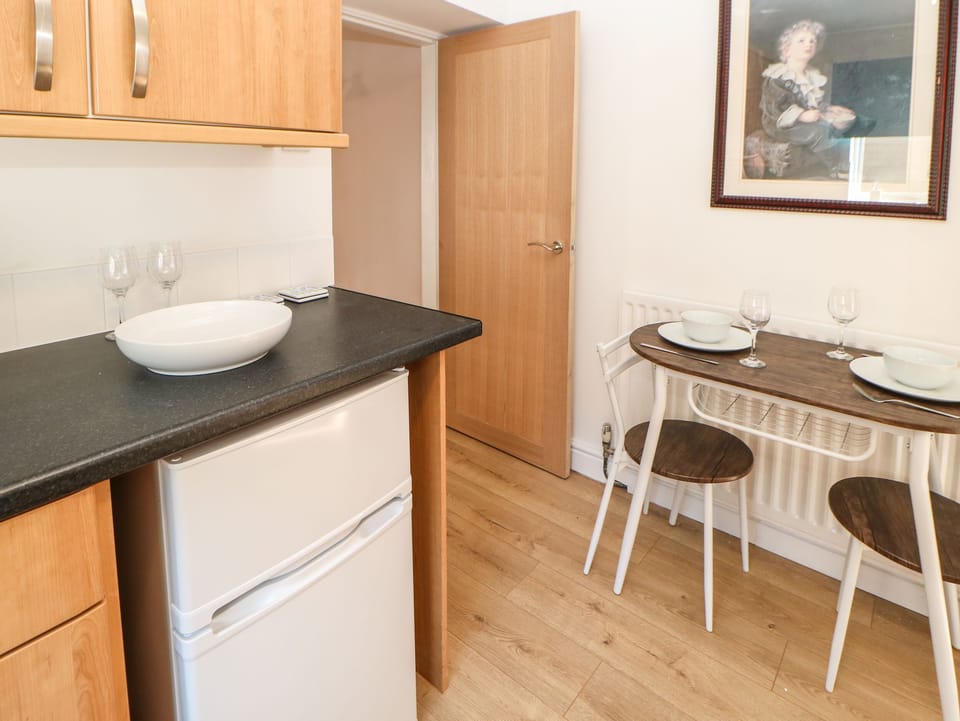 Cottage | Private kitchen | Fridge, electric kettle, toaster, cookware/dishes/utensils