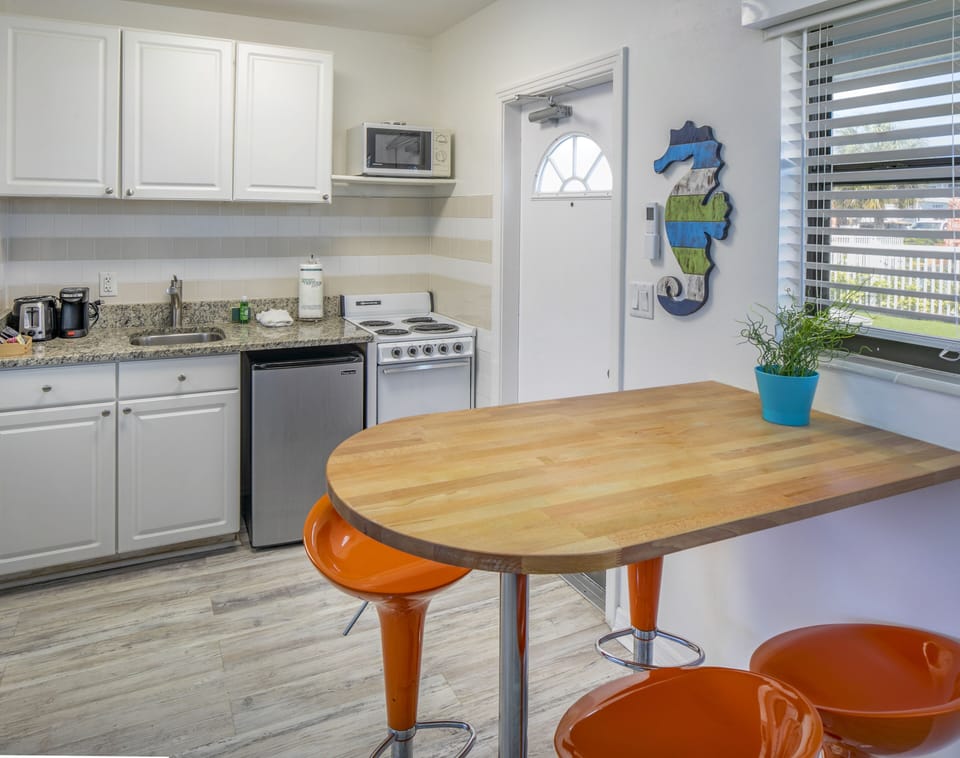 Studio Pool Side Suite King | Private kitchen | Microwave, coffee/tea maker, toaster, paper towels