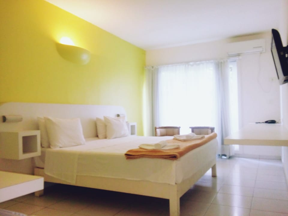 Deluxe Suite, Garden Area | Minibar, free cribs/infant beds, rollaway beds