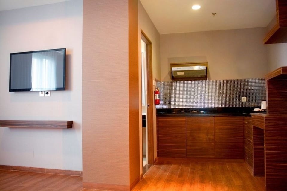 Deluxe Room | Private kitchenette | Coffee/tea maker, electric kettle