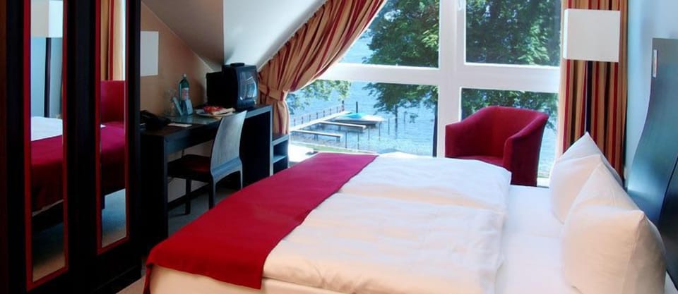 Single Room | Individually furnished, desk, cribs/infant beds, rollaway beds