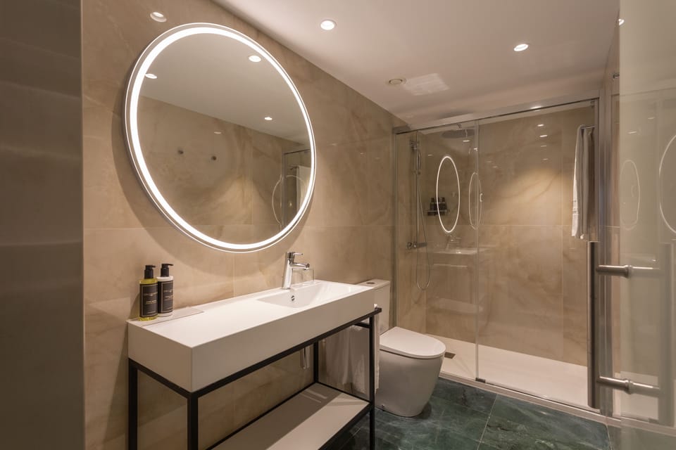 Standard Single Room | Bathroom | Shower, eco-friendly toiletries, hair dryer, bathrobes